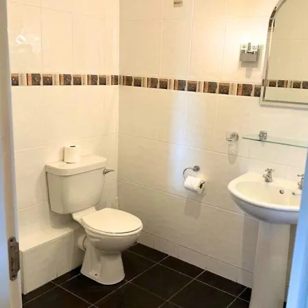 Spacious 2 Bedroom In Apartment *