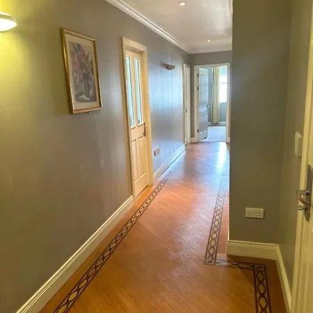 Spacious 2 Bedroom In Apartmán *