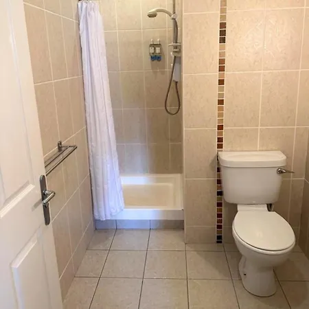 Spacious 2 Bedroom In Apartment *