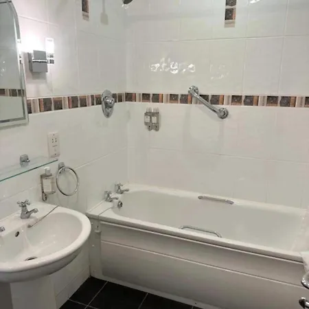 Spacious 2 Bedroom In Apartment *